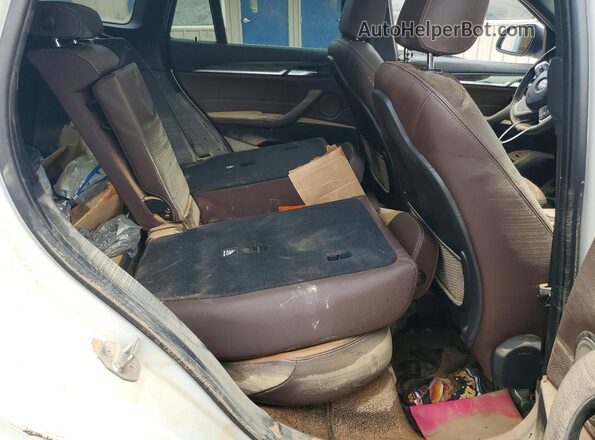 WBXHT3C39H5F86364 2017 BMW X1 Белый Вид задних сидений