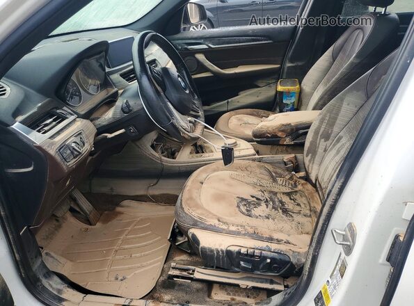 WBXHT3C39H5F86364 2017 BMW X1 Белый Вид салона спереди
