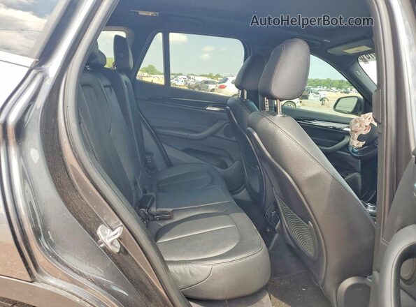 WBXHT3C39J5K22934 2018 BMW X1 Серый Вид задней части салона