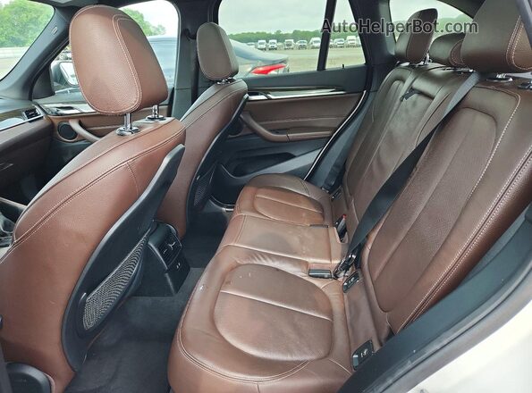 WBXHT3C39J5L34942 2018 BMW X1 White Вид задньої частини салону