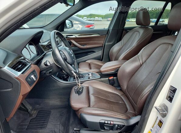 WBXHT3C39J5L34942 2018 BMW X1 White Вид салону спереду