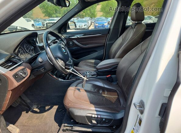 WBXHT3C3XG5E50971 2016 BMW X1 White Front interior view