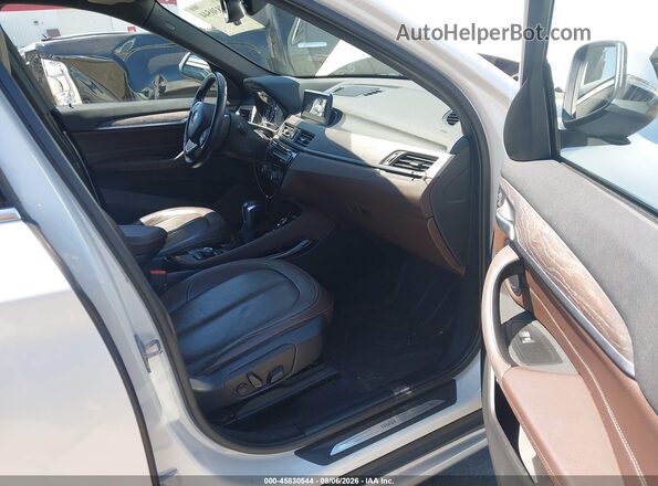 WBXHT3C3XG5F65571 2016 BMW X1 White Front interior view