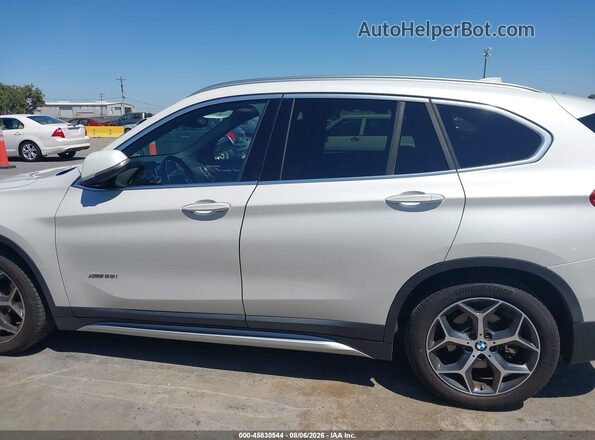 WBXHT3C3XG5F65571 2016 BMW X1 White 360 interior view