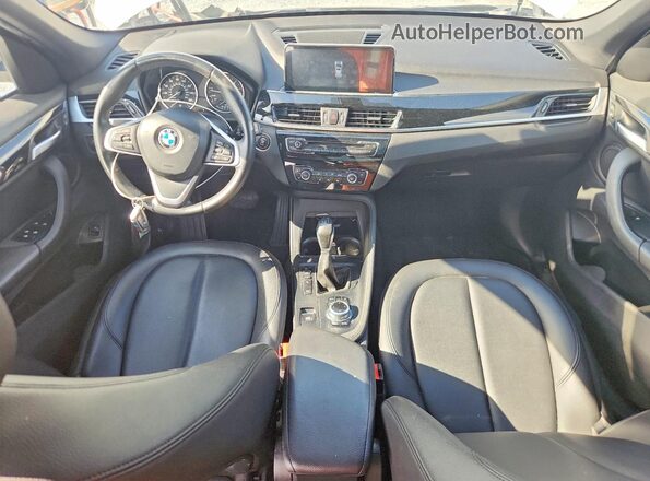 WBXHT3C3XH5F72182 2017 BMW X1 White Widok deski rozdzielczej