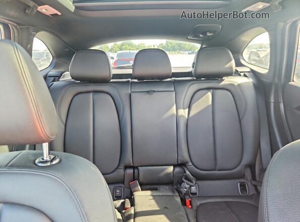 WBXHT3C3XH5F72182 2017 BMW X1 White Widok tylnych siedzeń