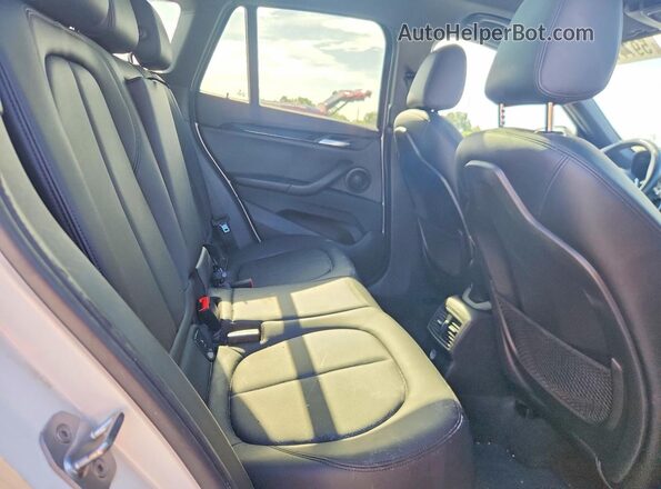 WBXHT3C3XH5F72182 2017 BMW X1 White Widok wnętrza z tyłu