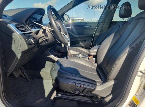 WBXHT3C3XH5F72182 2017 BMW X1 White Widok wnętrza z przodu