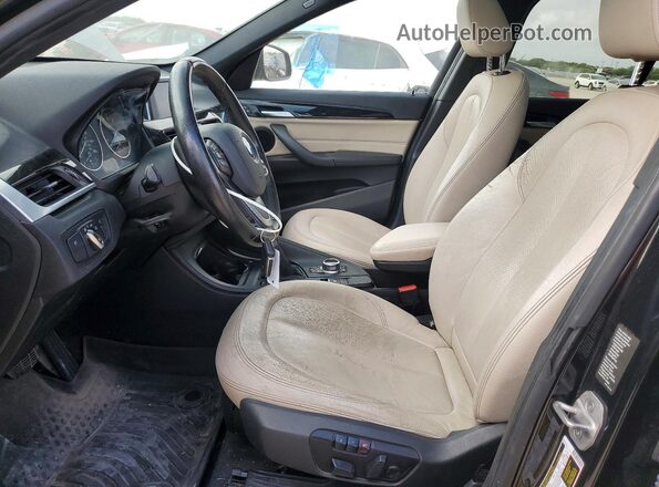 WBXHT3C3XH5F85076 2017 BMW X1 Черный Вид салона спереди