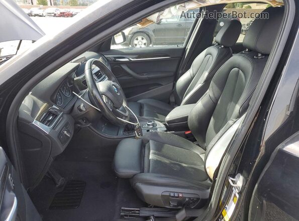 WBXHT3C3XJ5L24548 2018 BMW X1 Black Vista interior delantera