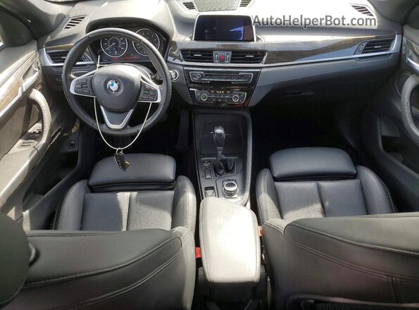 WBXHT3C3XJ5L24548 2018 BMW X1 Black Vista del salpicadero