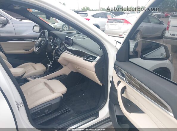 WBXHT3C52K3H35153 2019 BMW X1 White Vista interior delantera