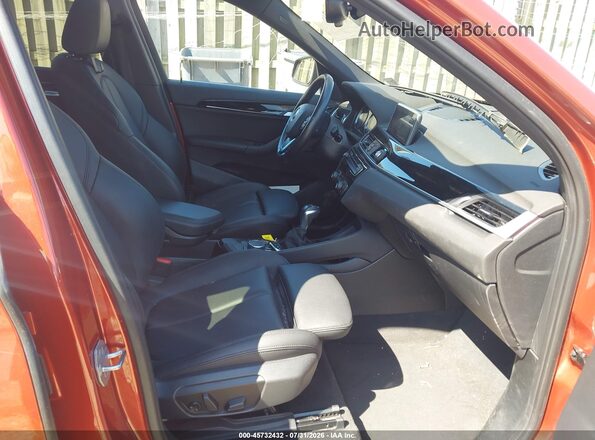 WBXHT3C53K5L89647 2019 BMW X1 Orange Vista interior delantera