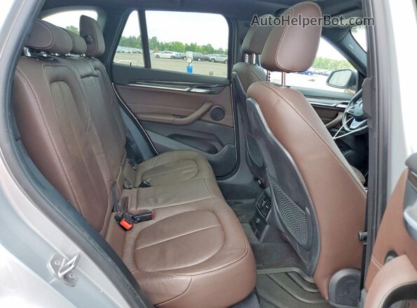 WBXHT3Z31H4A57942 2017 BMW X1 Серебряный Вид задней части салона