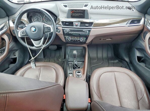 WBXHT3Z31H4A57942 2017 BMW X1 Серебряный Вид панели приборов