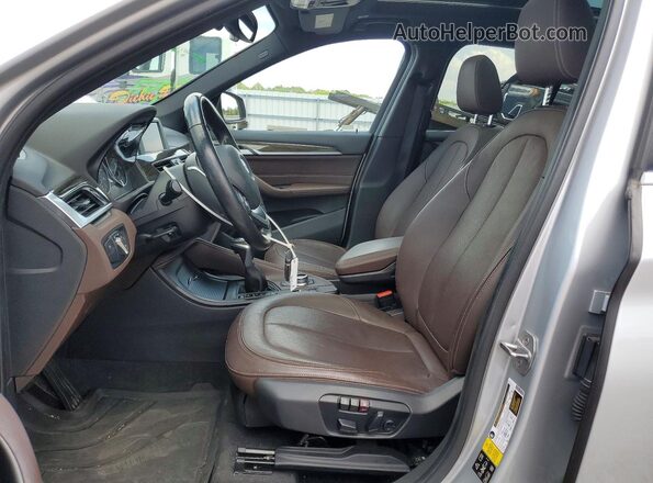 WBXHT3Z31H4A57942 2017 BMW X1 Серебряный Вид салона спереди