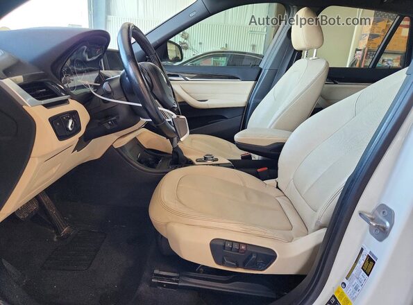 WBXHT3Z35H4A53635 2017 BMW X1 White Widok wnętrza z tyłu