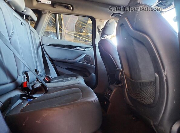 WBXHT3Z36H4A65129 2017 BMW X1 Gray Vista interior trasera
