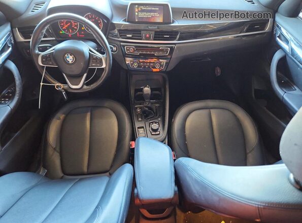 WBXHT3Z36H4A65129 2017 BMW X1 Gray Vista del salpicadero