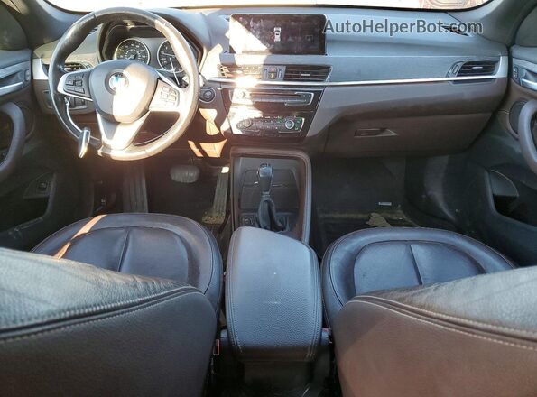 WBXHT3Z3XH4A65618 2017 BMW X1 Gray Dashboard view