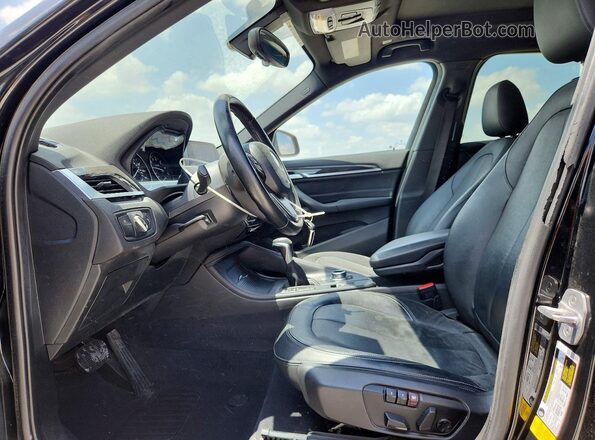 WBXHU7C32J5H40164 2018 BMW X1 Black Vista interior delantera