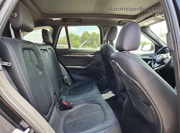 WBXHU7C32J5H40164 2018 BMW X1 Black Vista interior trasera