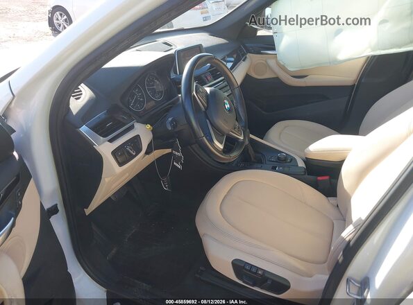 WBXHU7C33J5H39783 2018 BMW X1 White Vista interior delantera