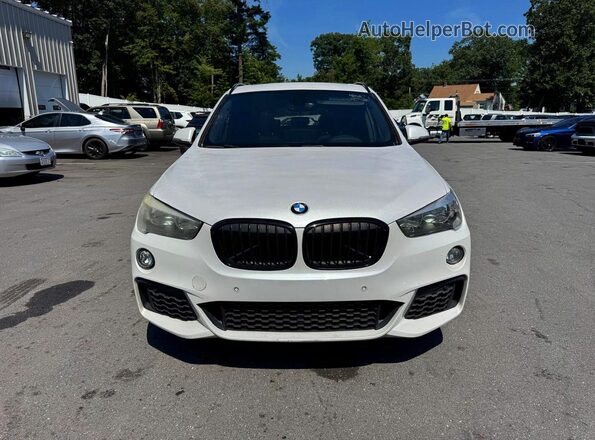 WBXHU7C33J5L09376 2018 BMW X1 White Widok z przodu