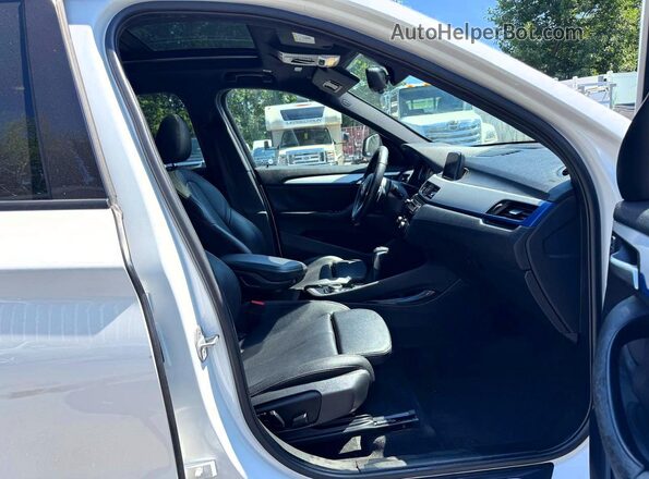 WBXHU7C33J5L09376 2018 BMW X1 White Widok komory silnika