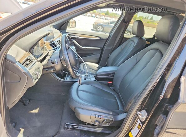 WBXHU7C34J5H40666 2018 BMW X1 Black Widok wnętrza z przodu