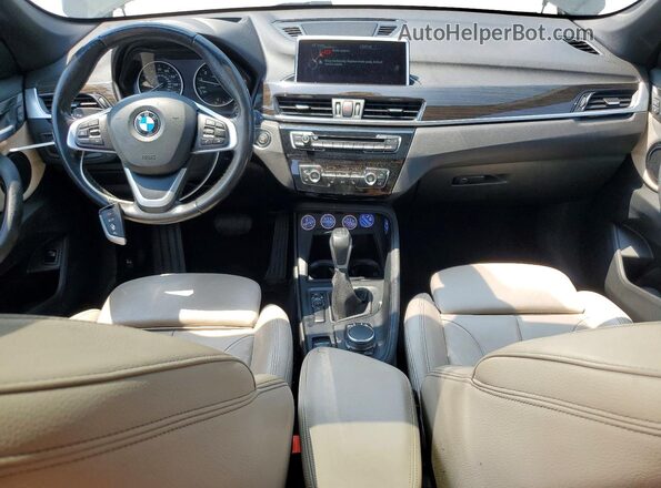 WBXHU7C35H5H37334 2017 BMW X1 Black Вид панелі приладів