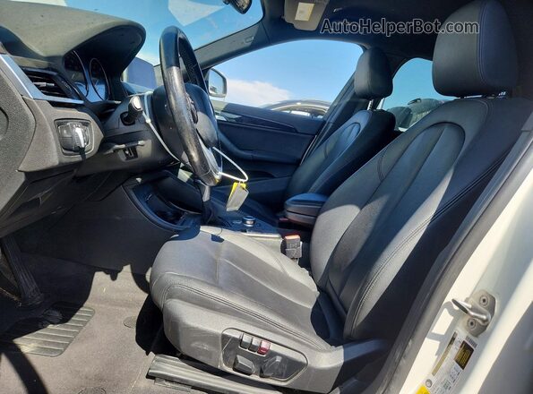 WBXHU7C35J5L08889 2018 BMW X1 White Вид салону спереду
