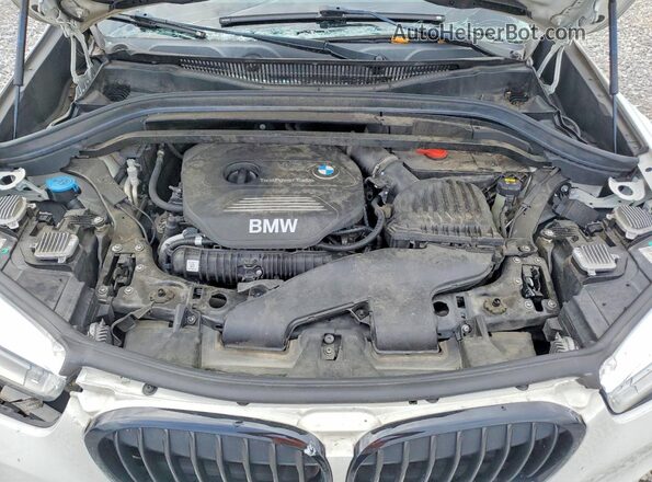 WBXHU7C36H5H36418 2017 BMW X1 White Vista del compartimento del motor