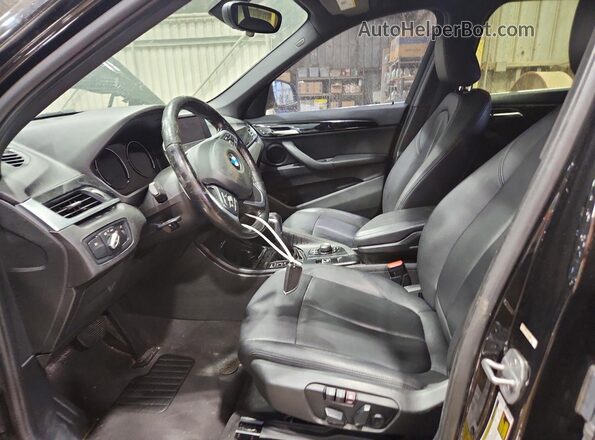 WBXHU7C37J5L06299 2018 BMW X1 Black Вид салону спереду