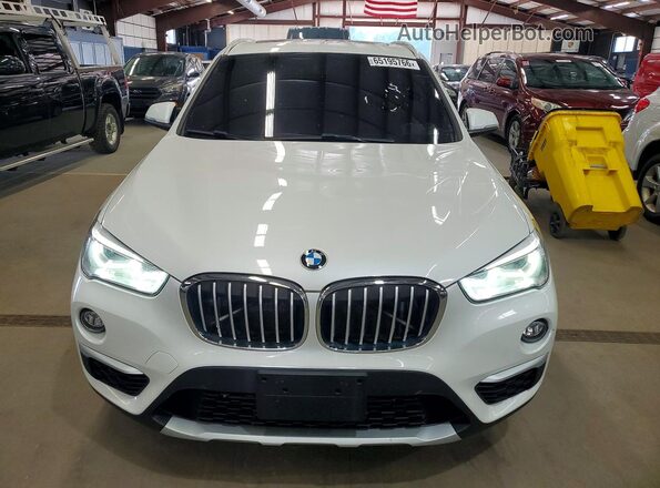 WBXHU7C37J5L09073 2018 BMW X1 White Front view