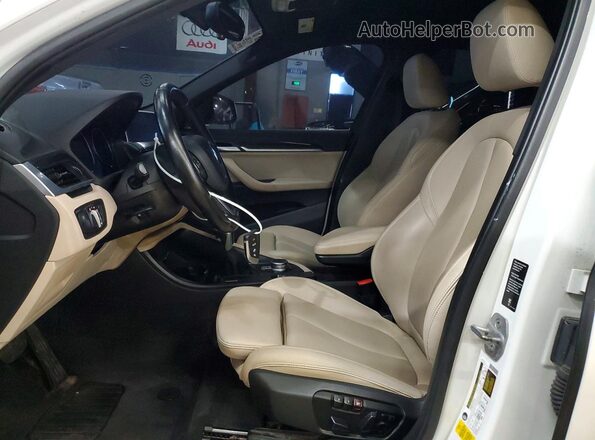 WBXHU7C37J5L09073 2018 BMW X1 White Front interior view