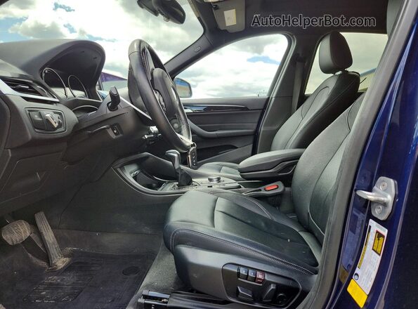 WBXHU7C39J3F04607 2018 BMW X1 Blue წინა სალონის ხედი