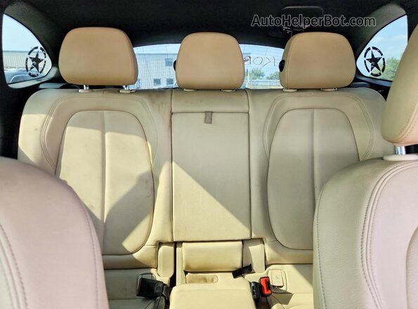 WBXHU7C3XJ5H45516 2018 BMW X1 Red Вид задніх сидінь
