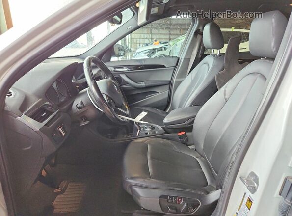 WBXHU7C5XK5L11662 2019 BMW X1 White Widok wnętrza z przodu