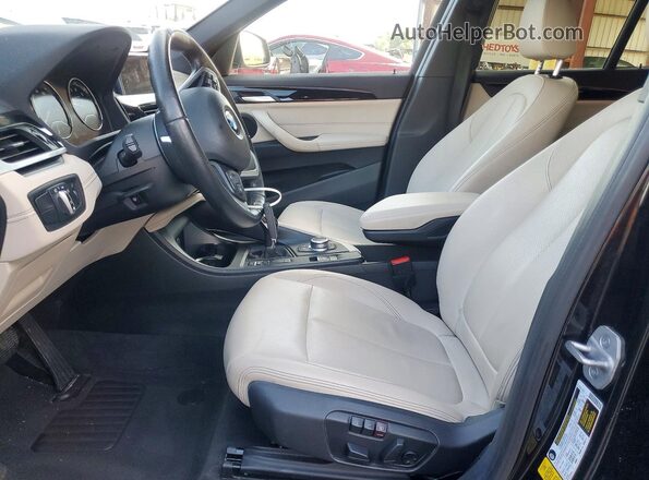 WBXJG7C02M5T42579 2021 BMW X1 Black Սալոնի դիմացի տեսք