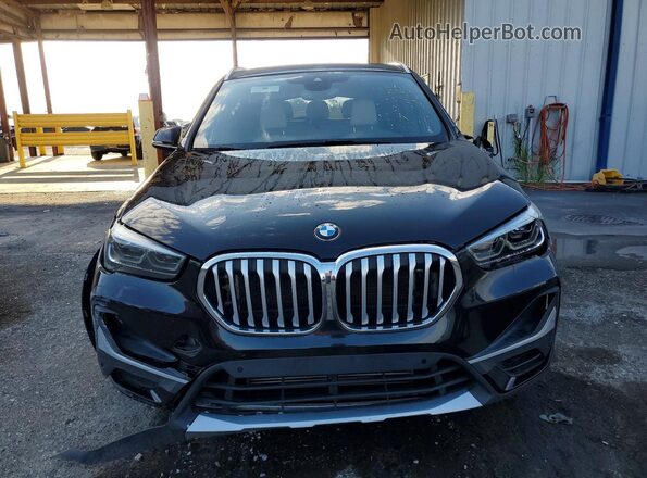 WBXJG7C02M5T42579 2021 BMW X1 Black Դիմացի տեսք