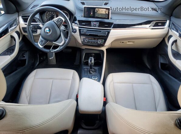 WBXJG7C02M5T42579 2021 BMW X1 Black Առջևի վահանակի տեսք