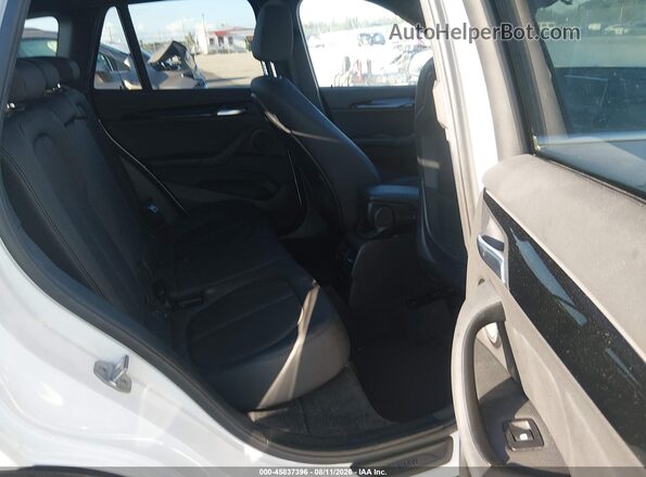 WBXJG7C03L5P67985 2020 BMW X1 Белый Вид наклейки с VIN-кодом