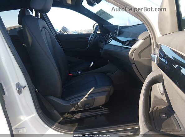 WBXJG7C03L5P67985 2020 BMW X1 Белый Вид салона спереди
