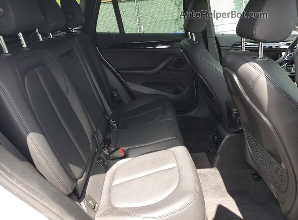 WBXJG7C03L5P72085 2020 BMW X1 Silver Vista de los asientos traseros