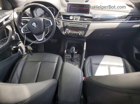 WBXJG7C03L5P72085 2020 BMW X1 Silver Vista del salpicadero