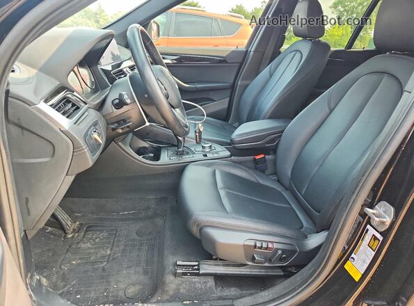 WBXJG7C03M5U23123 2021 BMW X1 Black Widok wnętrza z przodu