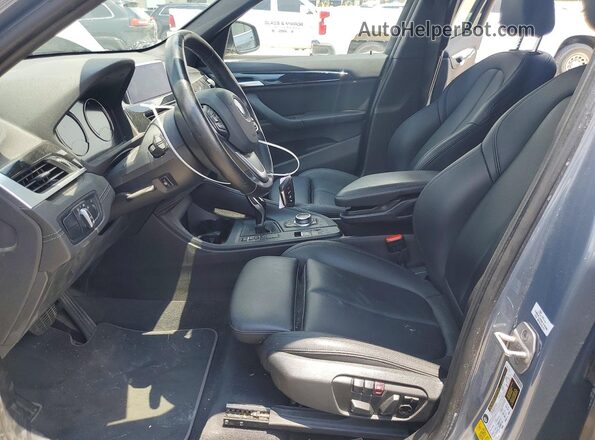 WBXJG7C04M5S00931 2021 BMW X1 Blue წინა სალონის ხედი