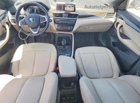WBXJG7C06M5U25982 2021 BMW X1 Blue Vista del salpicadero