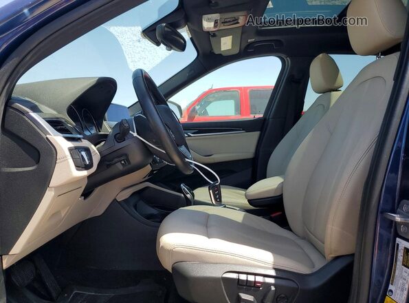 WBXJG7C06M5U25982 2021 BMW X1 Blue Vista interior delantera